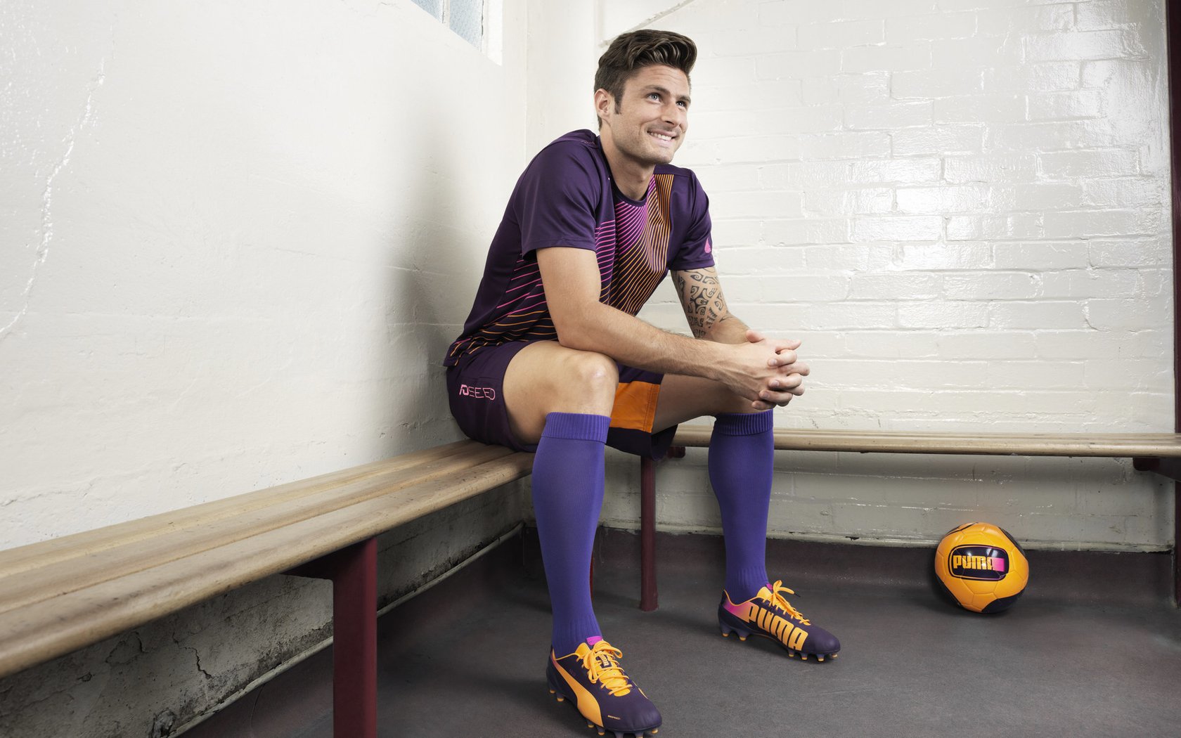 情侣接力跑浪漫赛 终点线前的牵手游成经典画面