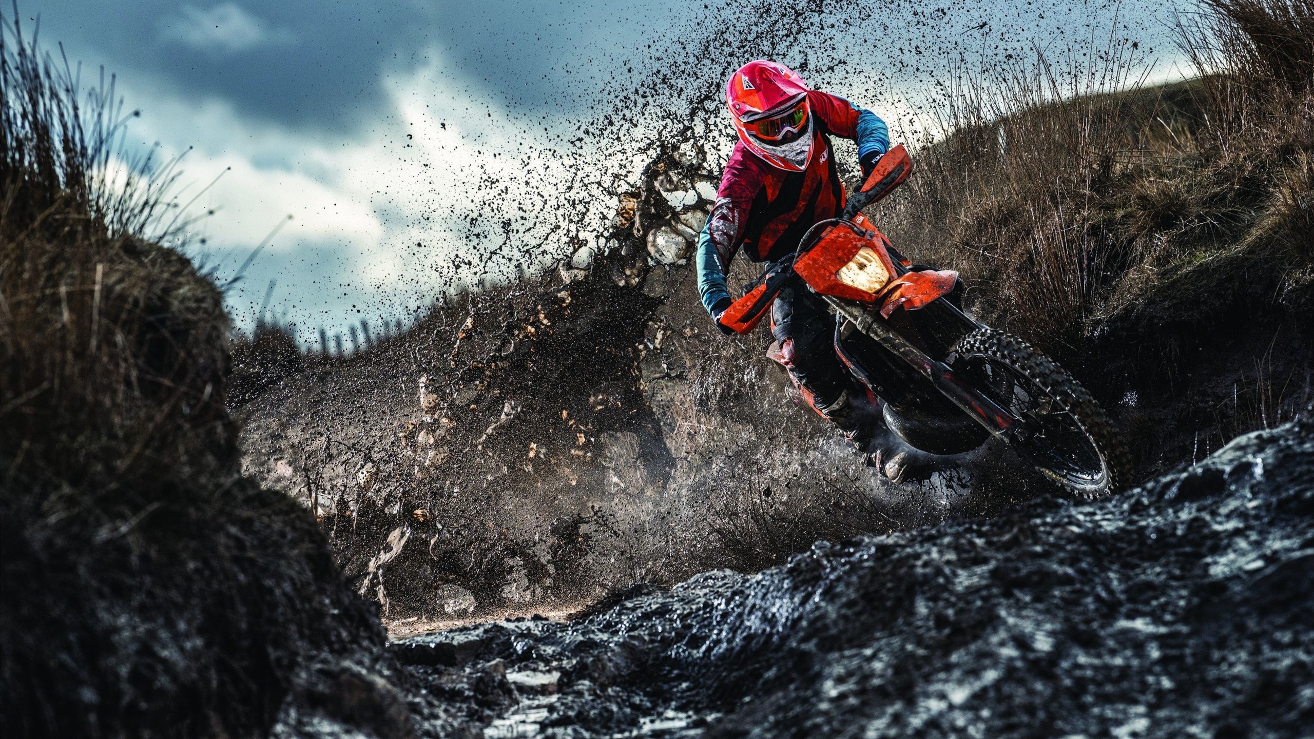 社区“小黄帽安全骑行日” 儿童佩戴头盔统一上路训练